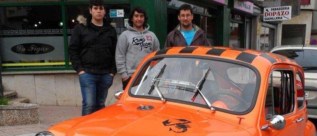 Juan Merino, Félix Sánchez y Óscar Castillo, con uno de sus coches clásicos, en Candás.