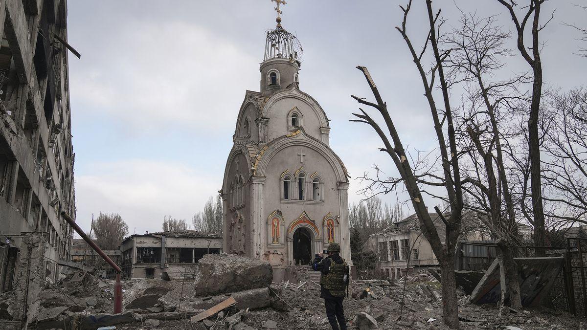 Un militar ucraïnès fa una foto d&#039;una església després del bombardeig en una zona residencial de Mariúpol