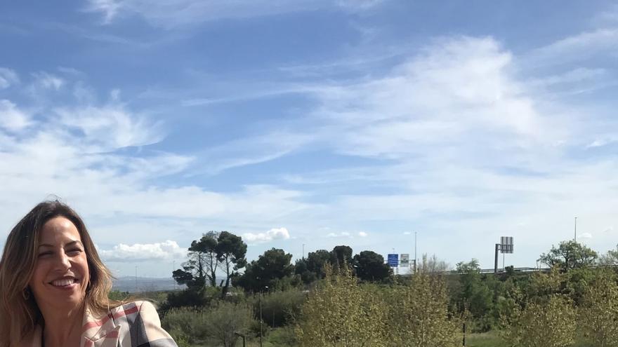 La alcaldesa de Zaragoza, Natalia Chueca, en las obras de Parque Venecia con el corredor verde al lado del Canal Imperial