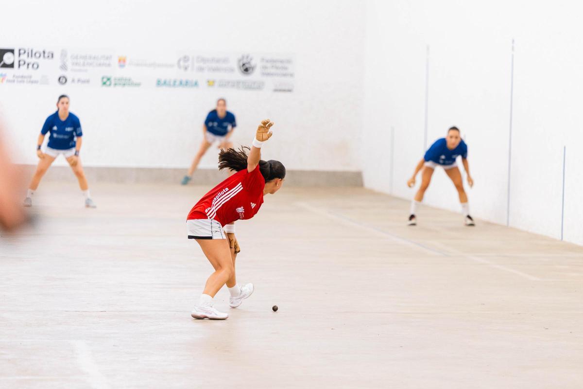 Marta Muedra prepara el colp de raspall.