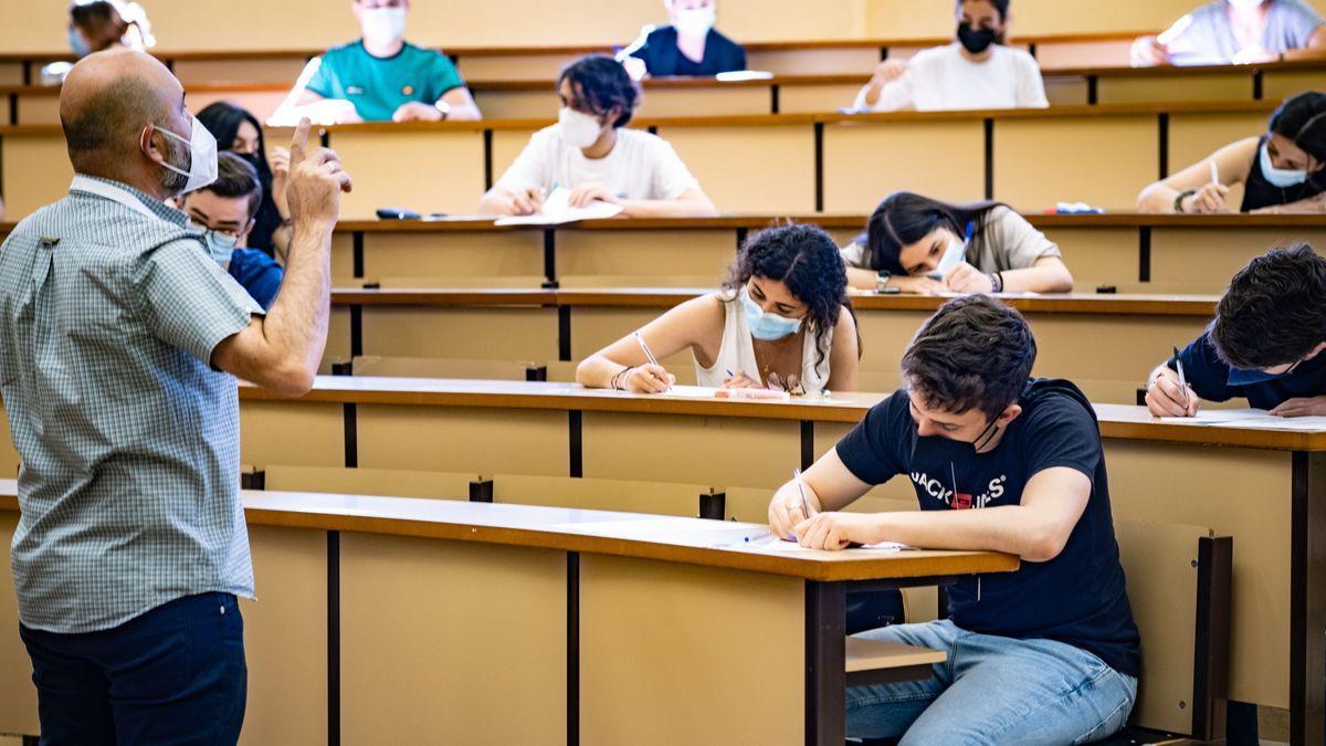 Un profesor dado indicaciones a los alumnos.