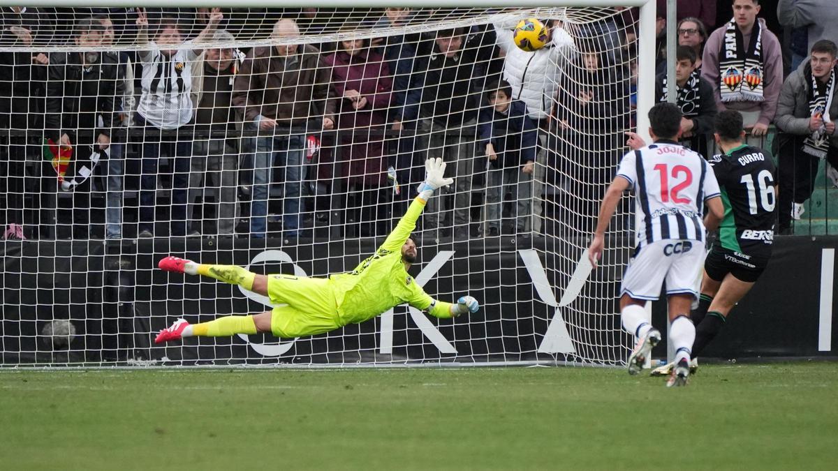 El penalti que lanzó el Burgos en el añadido dio en el larguero.