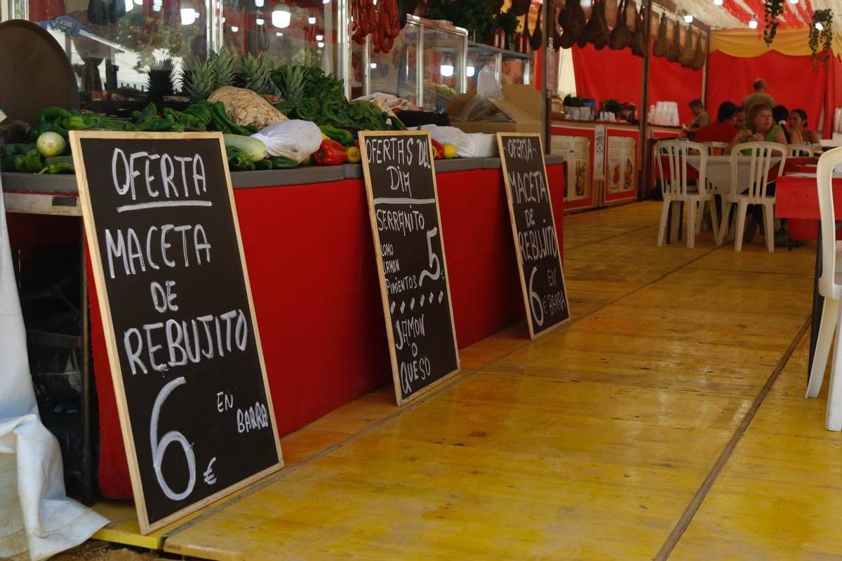 Precios de varios productos en una caseta de la Feria de Córdoba.