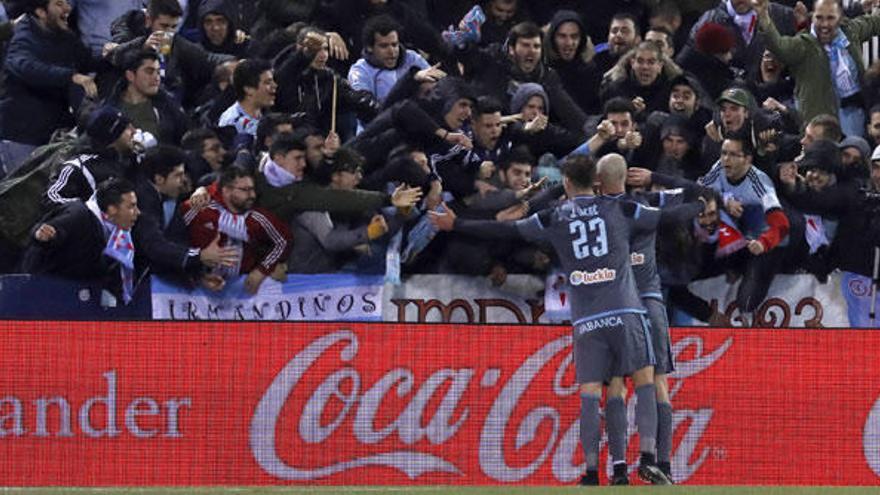 Guidetti y Señé celebran el segundo tanto del Celta ante la afición desplazada a Madrid. // EFE