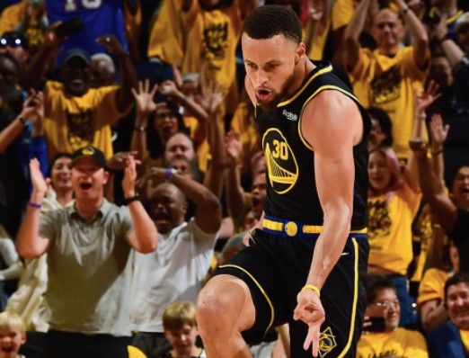 Curry celebra un triple.