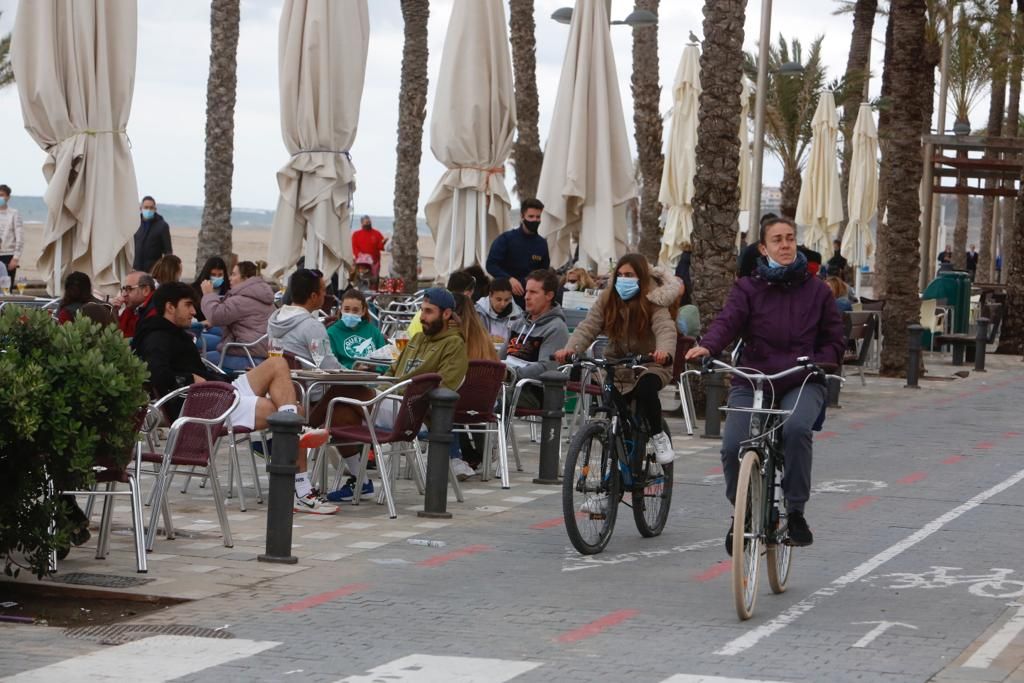 Ambiente del día del padre en la playa de San Juan y en el Postiguet