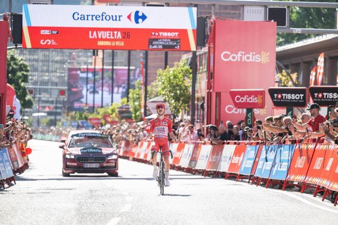 Un Pogacar supersónico entra en la leyenda de la Vuelta
