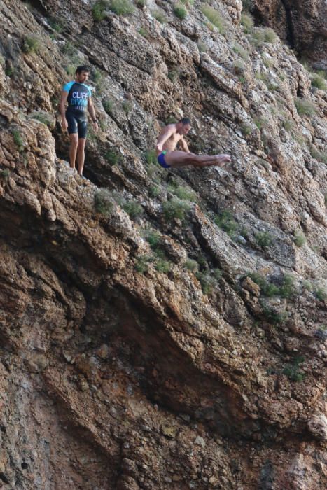 El saltador olímpico y de ´cliff diving´ Blake Aldridge, que está en Ibiza para dar unas clases de salto, habla de este deporte y de las medidas de seguridad.