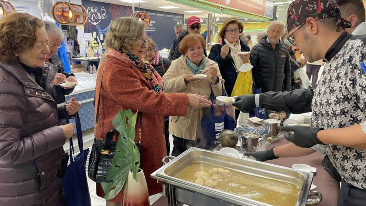 La degustación organizada en el mercado del Fontán.