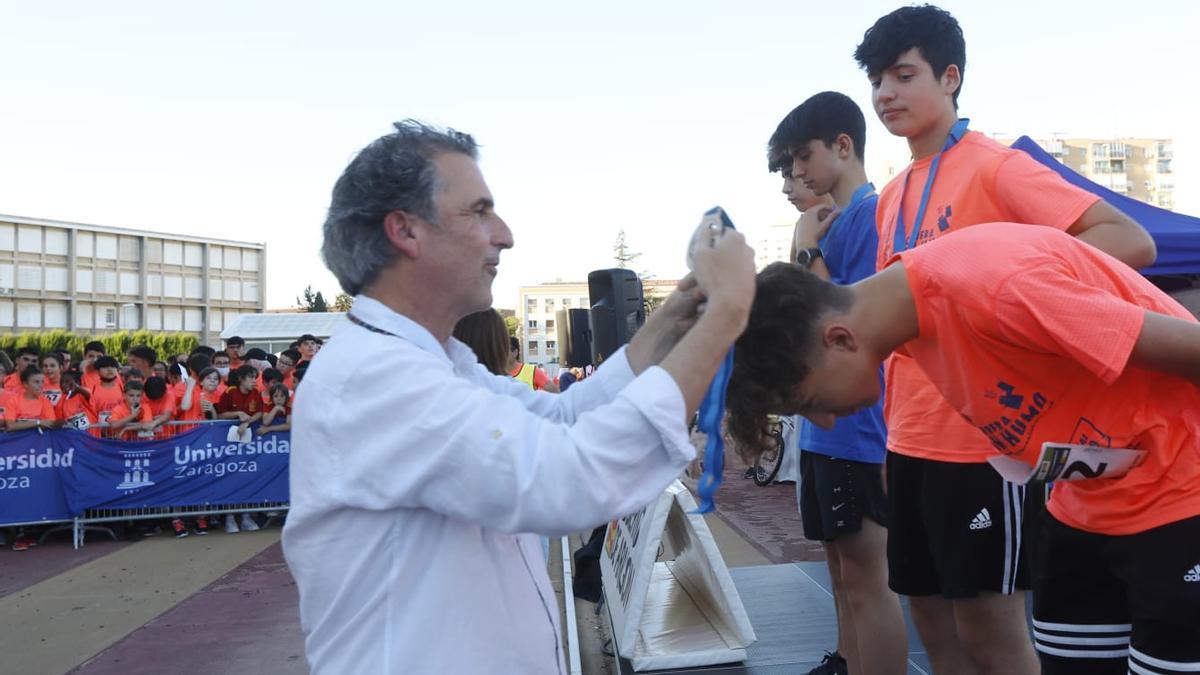 El director general de Salud Pública, Francisco Javier Falo, entregando las medallas.