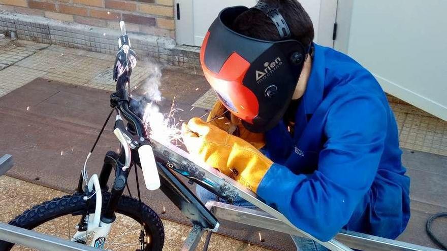 Un alumno del segundo curso de este ciclo, trabajando en el premiado coche ecológico. // G.N.