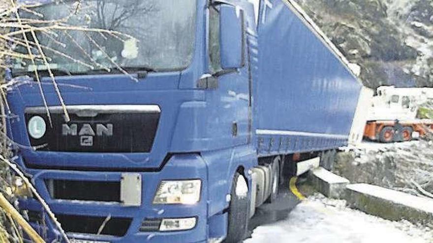 Un camión, desatascado tras 24 horas en una pista de Ourense con su conductor dentro