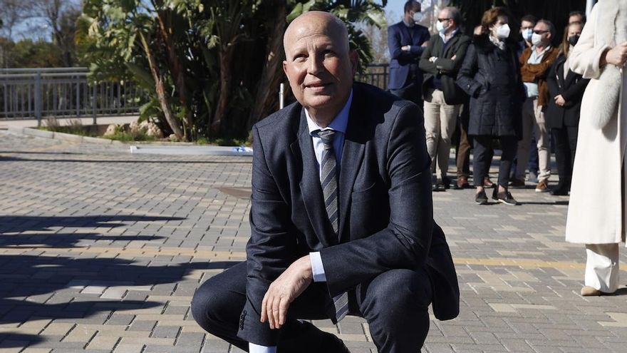 Javier Imbroda junto a su estrella al mérito deportivo en el entorno del Martín Carpena.