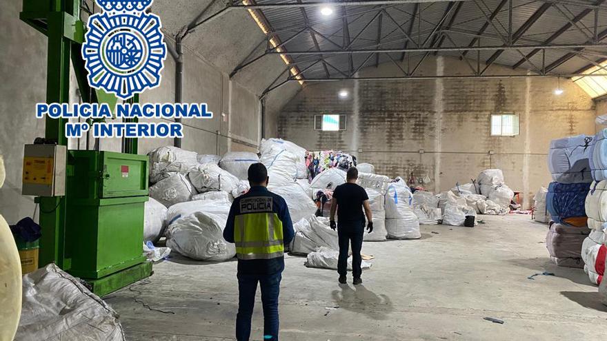 Una de las naves inspeccionadas por la Policía Nacional en Cocentaina en el transcurso de esta operación.