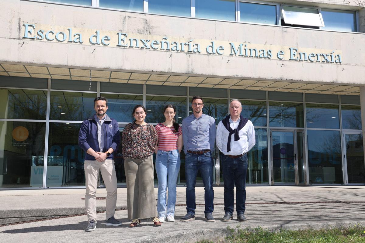 El catedrático David Patiño (2d.) y su equipo en la Escola de Enxeñaría de Minas e Enerxía de la UVigo.