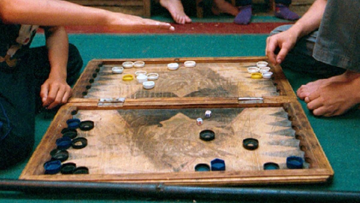 Un tablero de Backgammon, un juego central en la trama de 'Anatomía de un jugador'