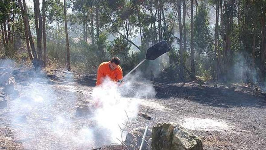 Protección Civil en un incendio forestal.