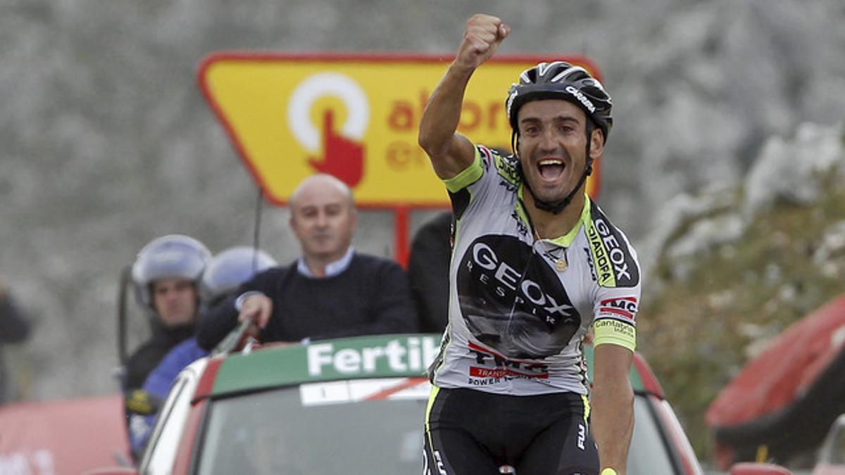 Juan José Cobo celebra su victoria en el Angliru.