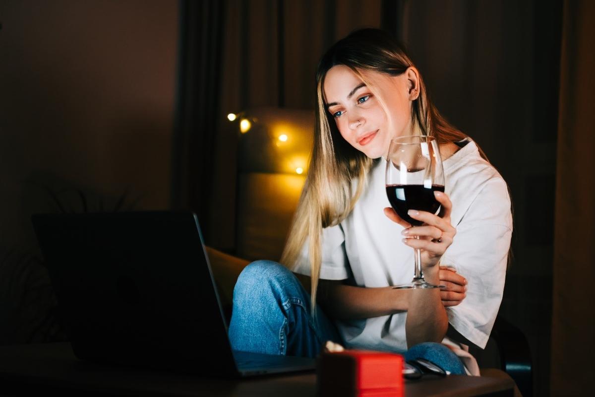 Tomar una copa de vino libera endorfinas, que ayudan a combatir la depresión y la ansiedad