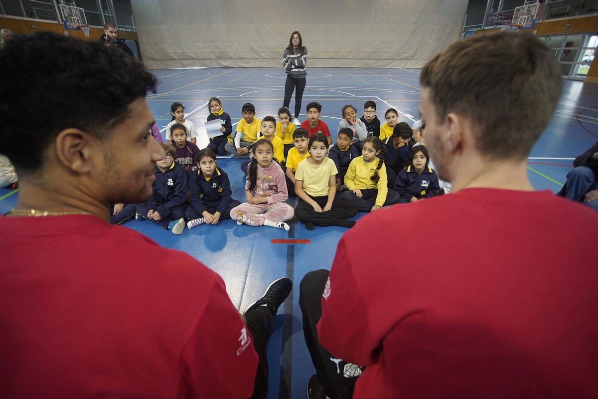 Girona pavello santa eugènia alumnes Escola Santa Eugènia de Girona trobada amb jugadors del Bàsquet Girona
