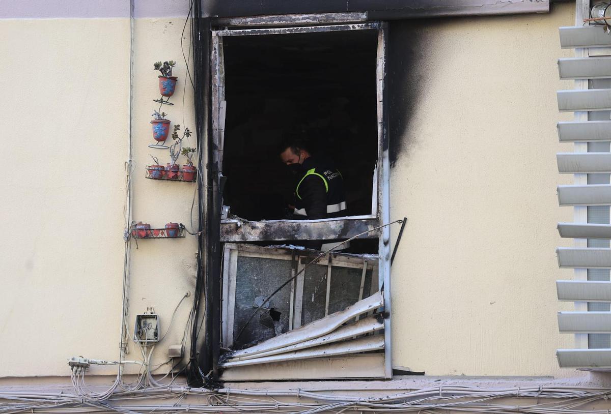 Agentes de Policía Nacional inspeccionando la vivienda.