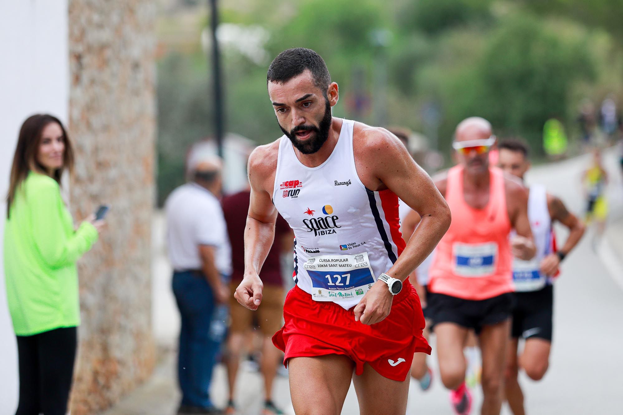 Búscate en la galería de imágenes de la Cursa 10K Pla de Sant Mateu