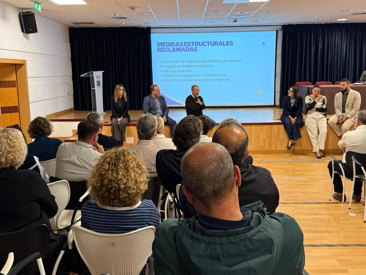 Reunión del Cabildo con los empresarios de la isla.