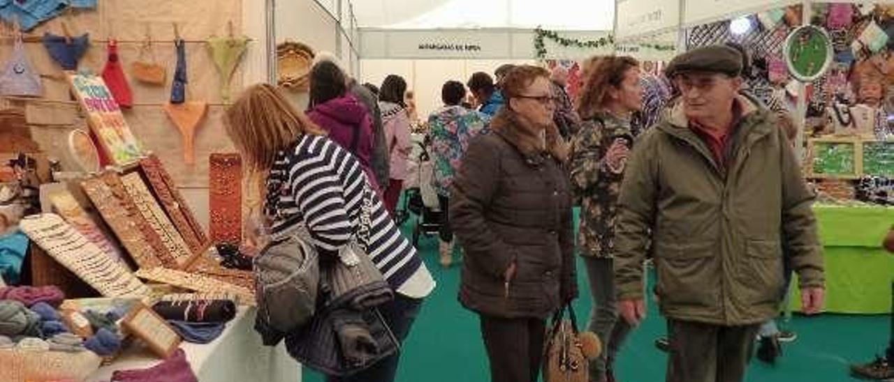 Visitantes en la carpa de artesanía.