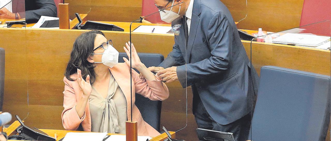 Vicent Soler y Mónica Oltra, en el hemiciclo del parlamento autonómico.