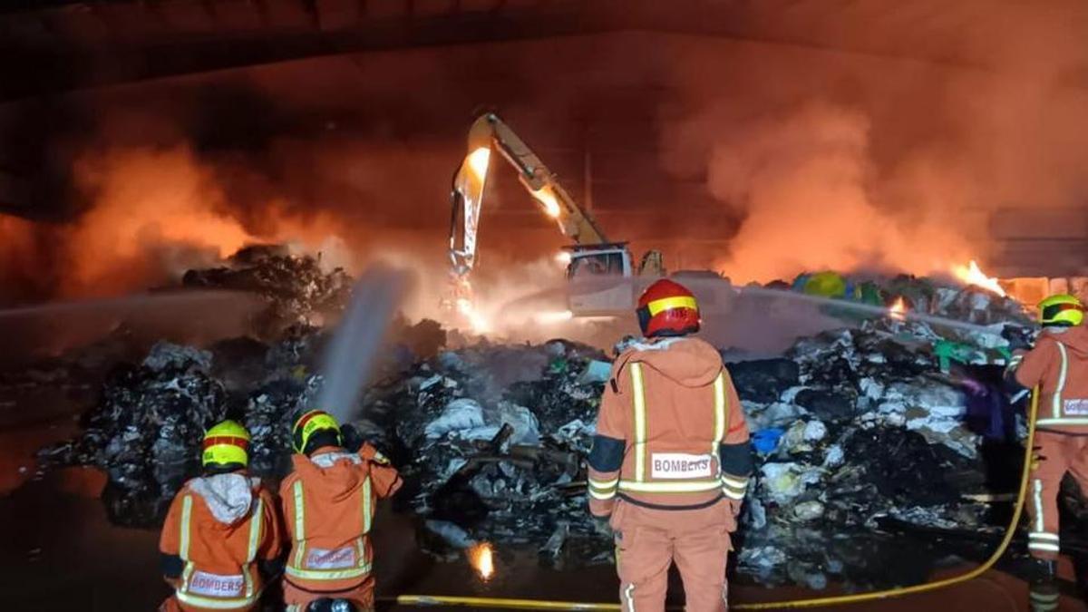 Los bomberos trabajaron hasta la medianoche en la extinción.