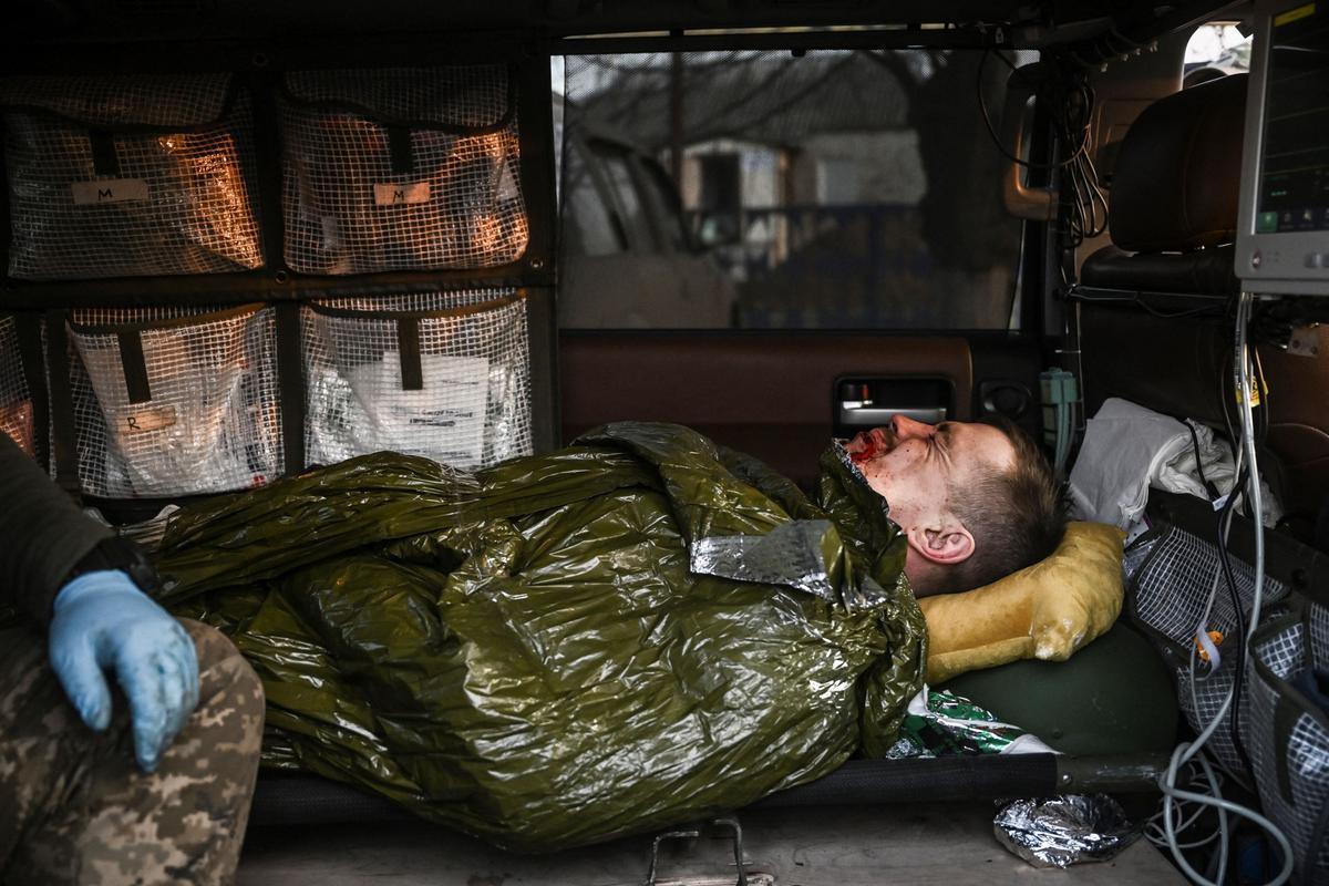 Paramédicos ucranianos evacuan a militares heridos en la línea del frente de Bajmut, el 23 de marzo de 2023