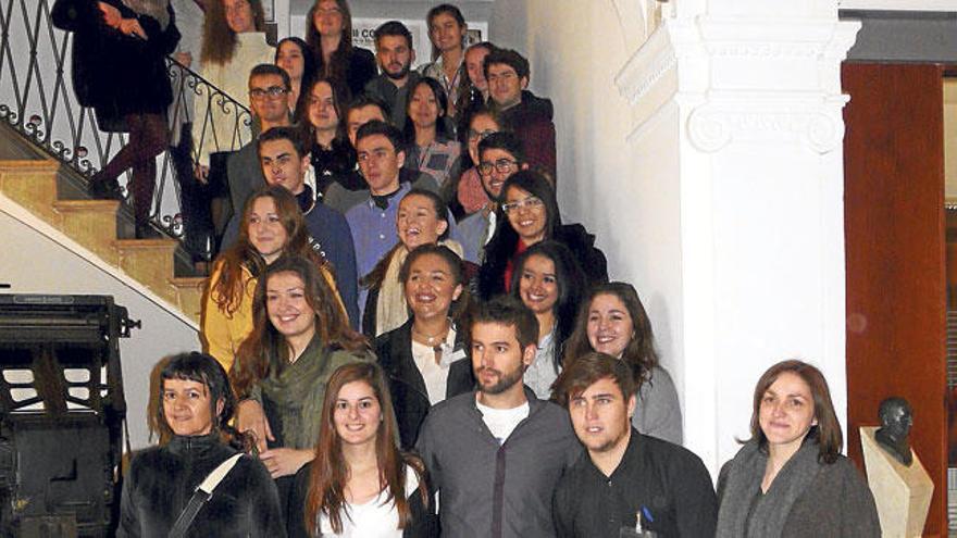 Los jóvenes posando ayer en la Institució Alcover.