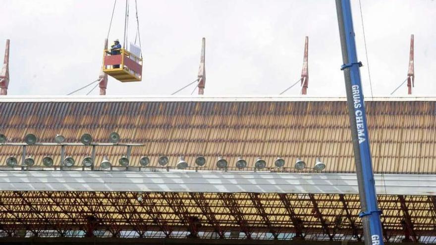 Obras de reparación de la cubierta de Riazor, realizadas el pasado mes de abril.