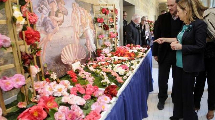 Ana Pastor y Rafael Louzán se pararon a admirar la exposición de camelias.  // Noé Parga