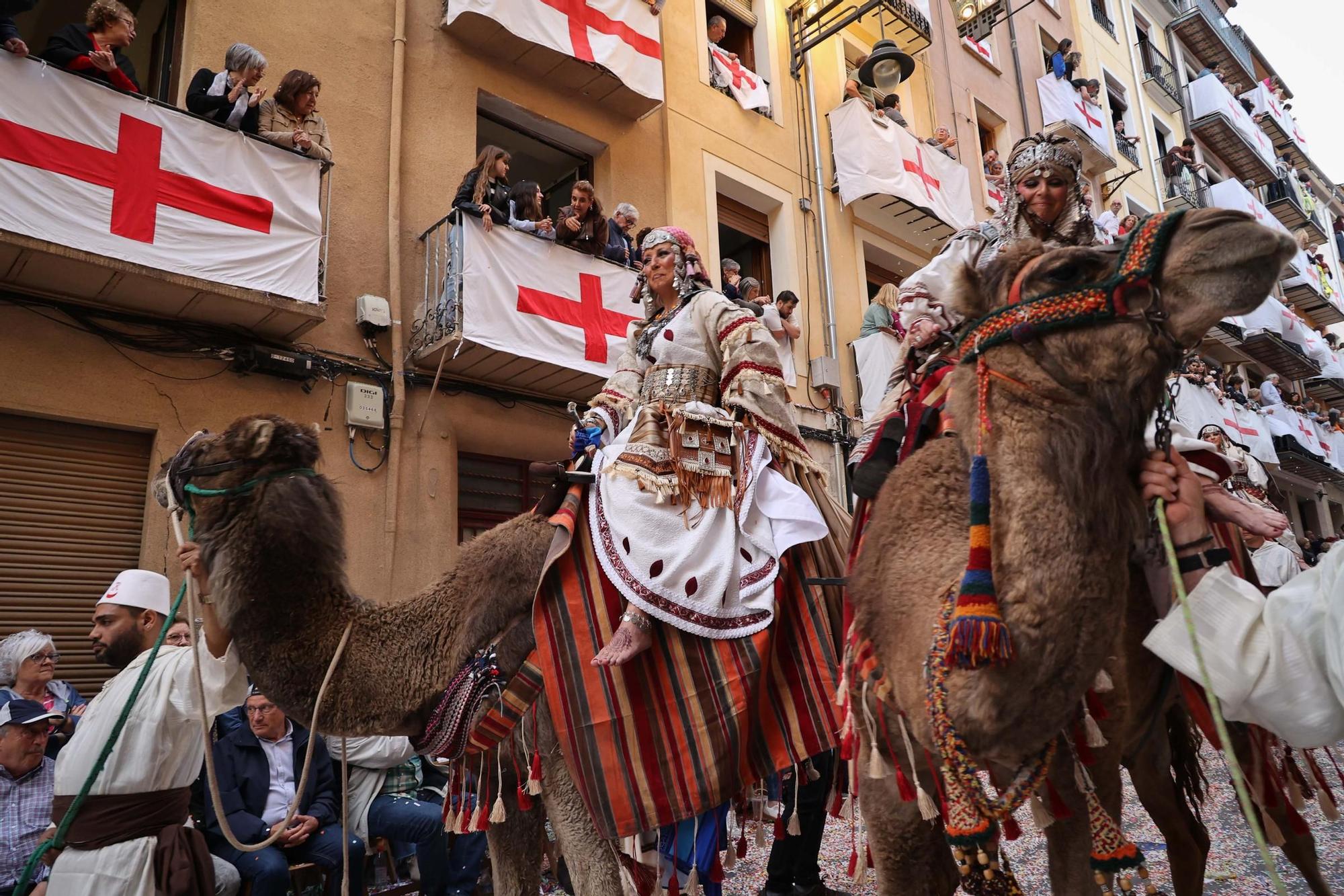 La mujer hace historia en la Entrada Mora de Alcoy