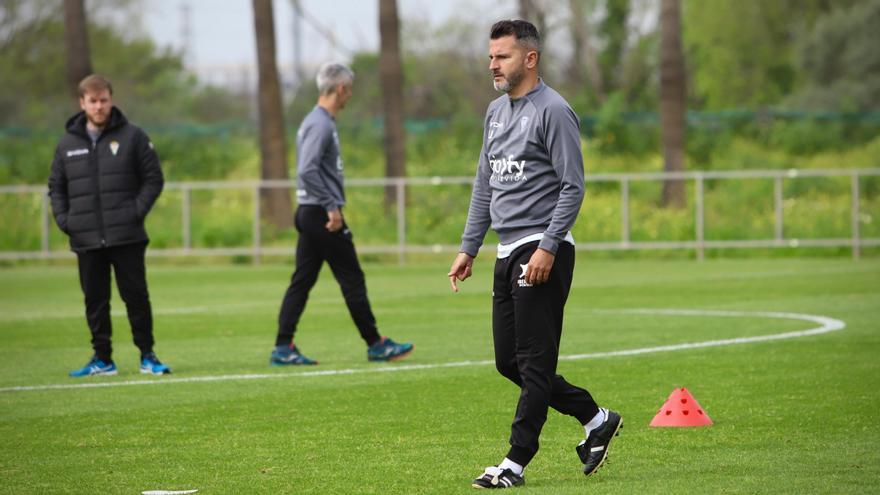 Iván Ania, durante un enrenamiento del Córdoba CF, esta semana.