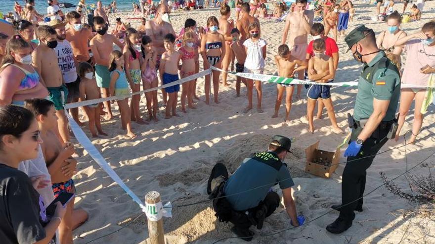 Aparecen unos restos óseos en la playa de Portomaior