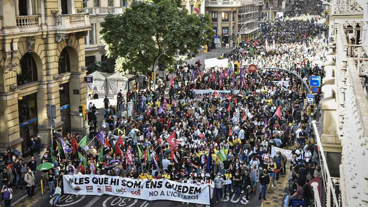 Manifestación de trabajadores del sector público a su paso por Via Laietana