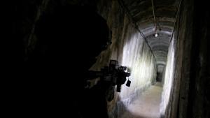 Un soldado israelí inspecciona un túnel bajo el hospital Al Shifa, en la ciudad de Gaza, el pasado 22 de noviembre.