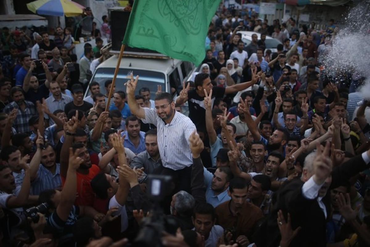 El portavoz palestino Sami Abu Zuhri a hombros de la gente en las calles de Gaza