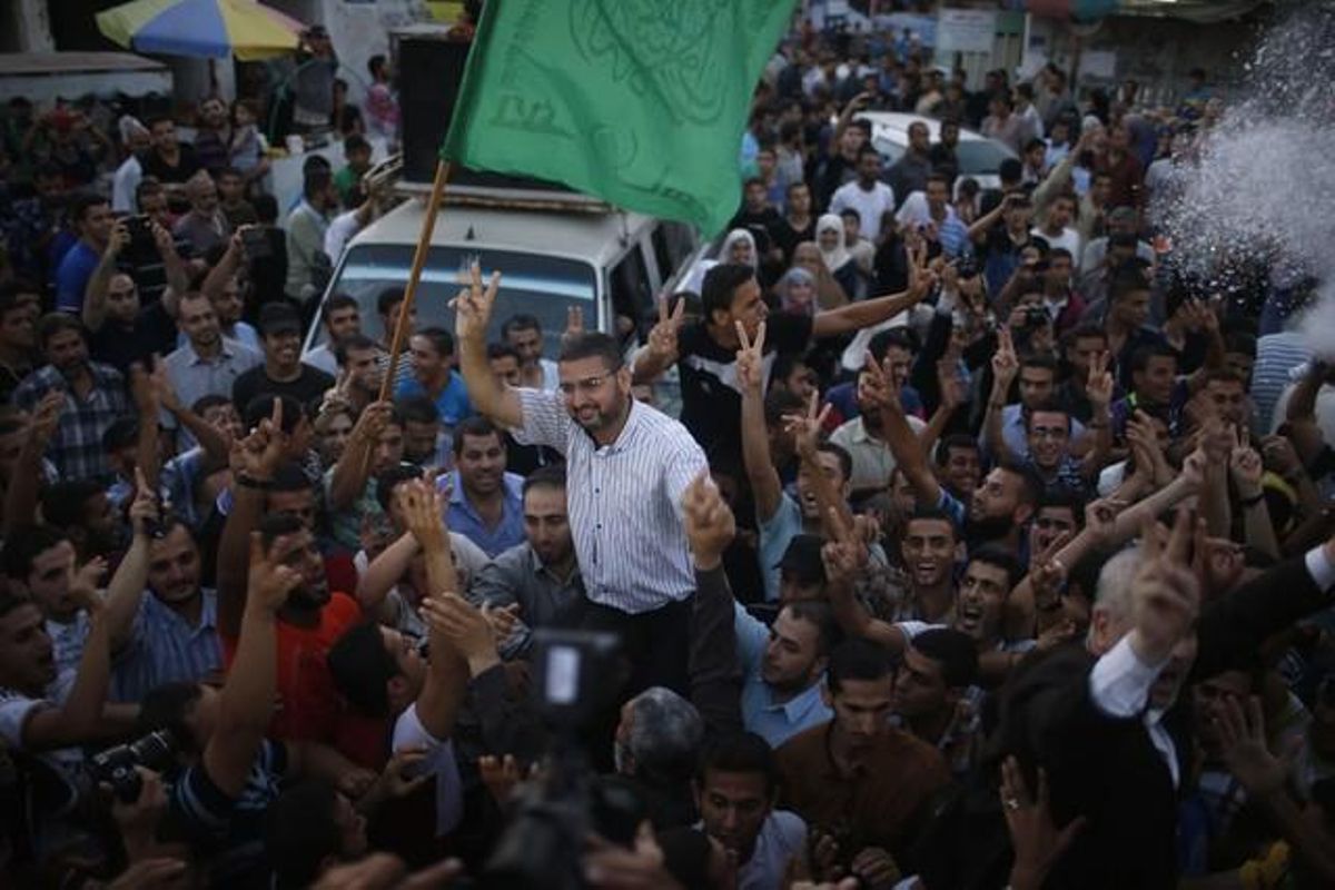 El portaveu palestí Sami abu-Zuhri, portat a coll per la gent als carrers de Gaza.