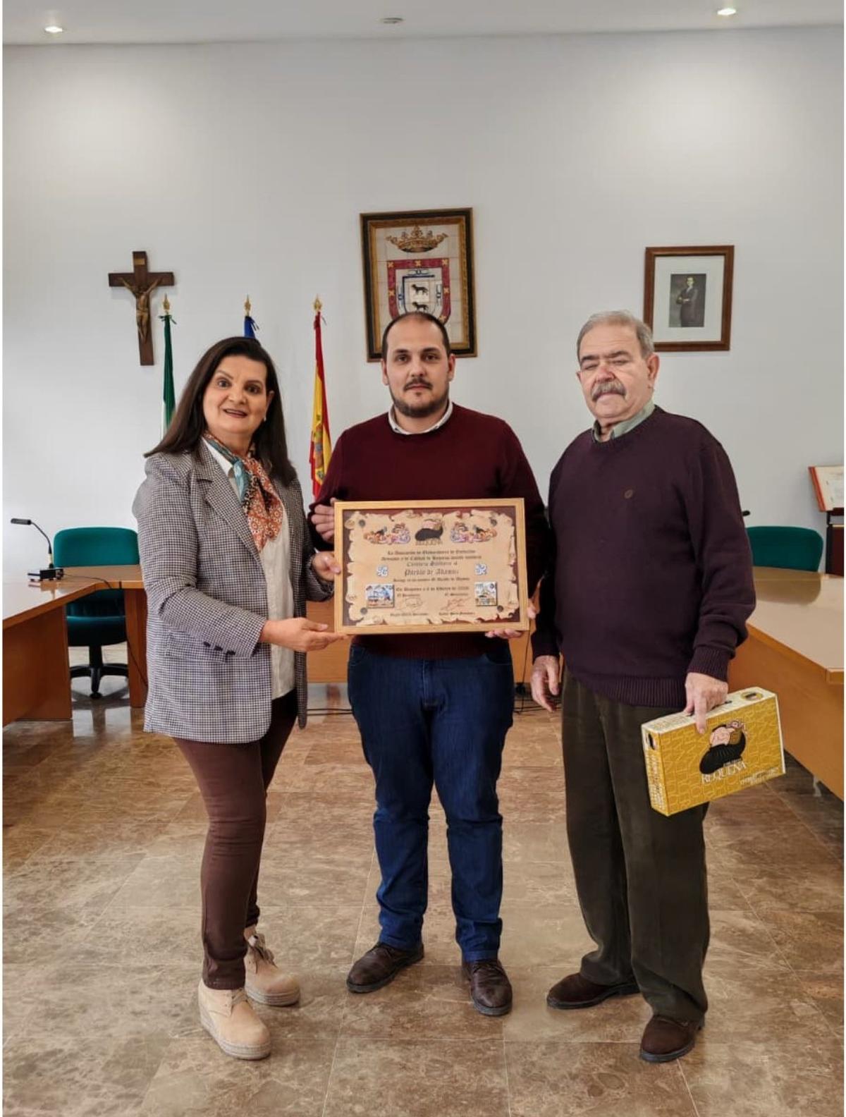 Los dos ciudadanos de Requena recogen el reconocimiento al municipio de Adamuz.