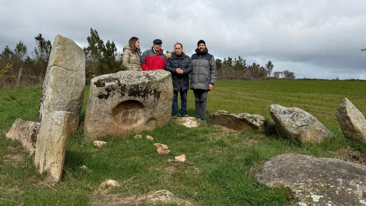 Docobo, con representantes municipales de Lalín, en el Altar do Sol.