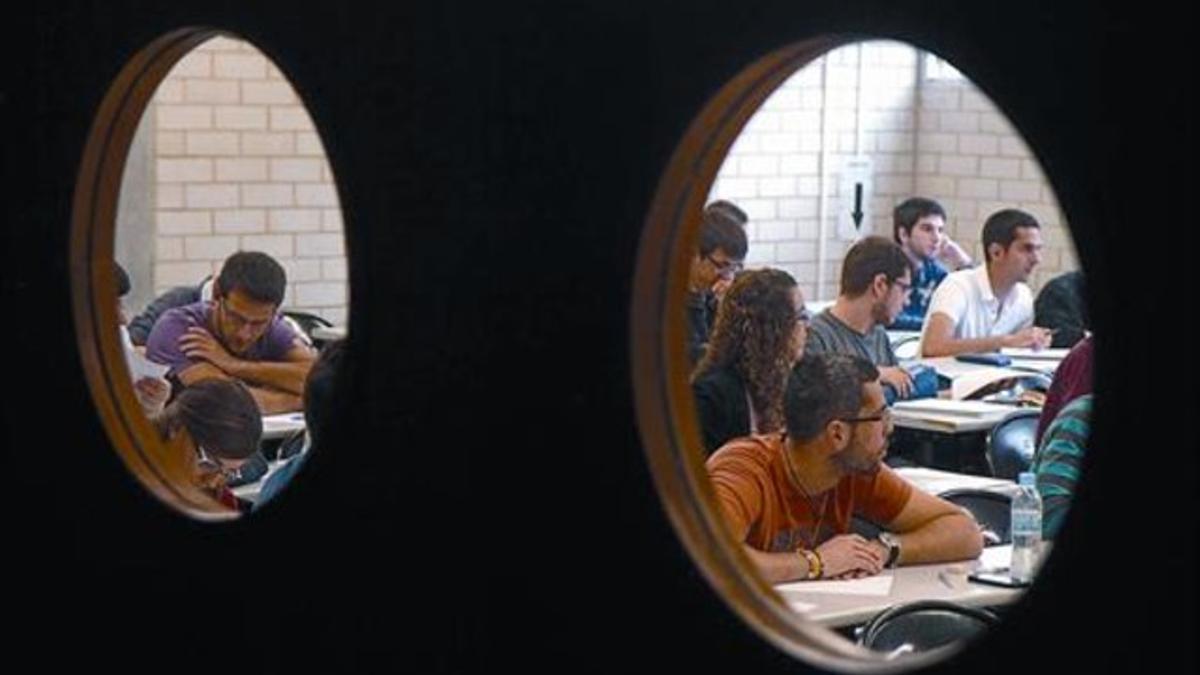 Unos alumnos en una de las clases de la Universitat de Girona.
