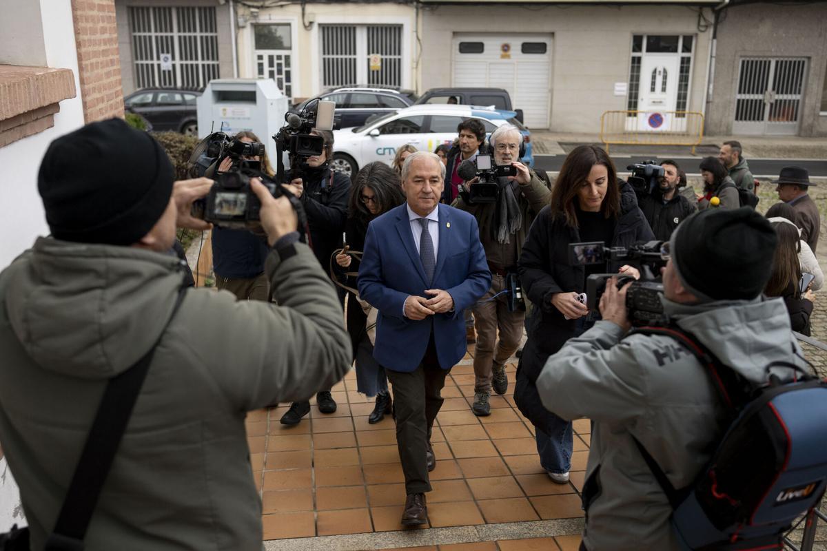 El presidente de la Diputación de Lugo, secretario general del PSdeG en esa provincia y alcalde de Monforte de Lemos, José Tomé, se dirige a medios de comunicación, este miércoles, en Monforte. Tomé ha asegurado que “todo lo que ha salido” sobre acusaciones de acoso sexual contra él a través de los canales internos del partido es “falso” y ha anunciado que tomará "acciones legales". EFE/ Brais Lorenzo. sustit. texto, amplía el texto principal, actualiza texto principal