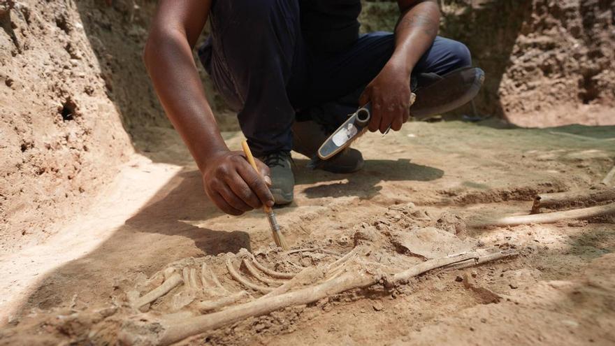 Los arqueólogos retoman la excavación en las obras de la facultad de Derecho en busca de más tumbas