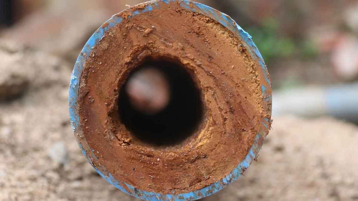 Una canonada recoberta de manganès i brutícia que hi havia a la xarxa d&#039;aigua de Residencial Parc