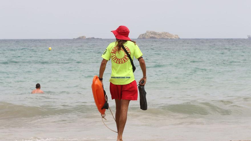 «En Ibiza hay socorristas de sobra, lo que pasa es que están trabajando en los bares»