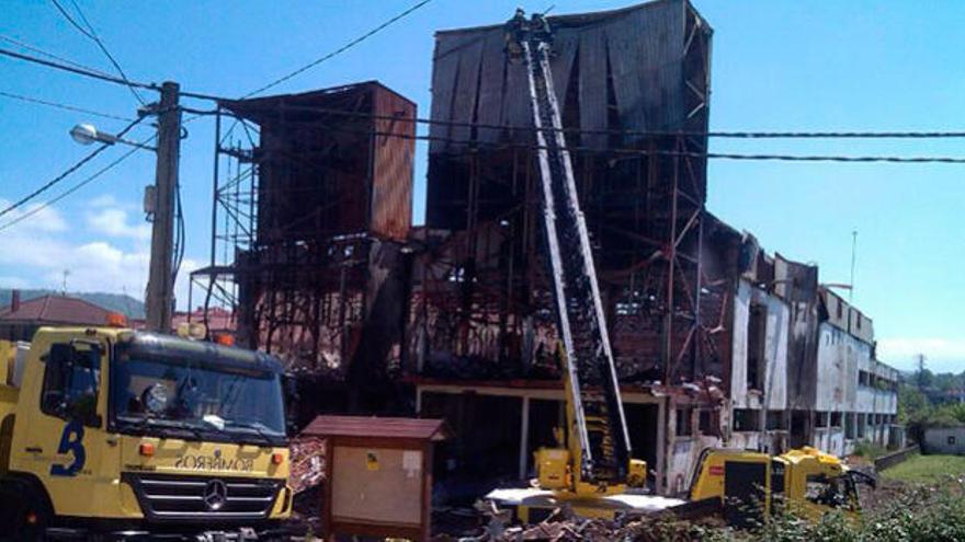 Un incendio calcina parte de una nave industrial abandonada en Colloto
