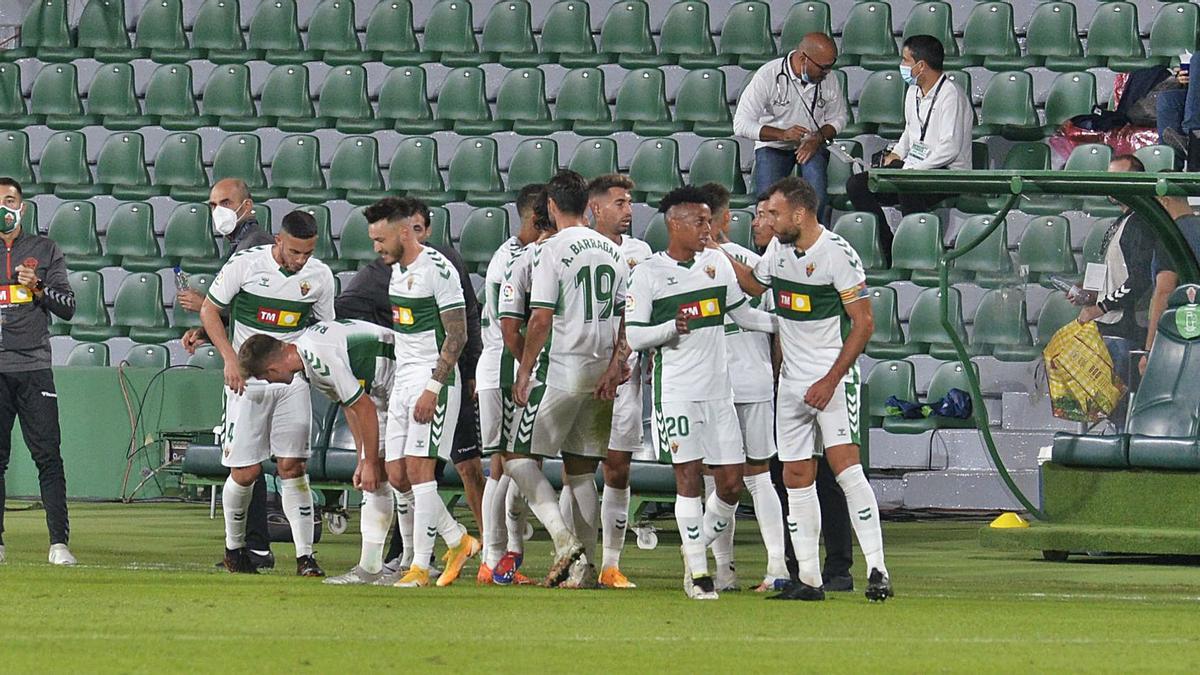 Los jugadores del Elche celebran el triunfo del pasado viernes contra el Valencia.